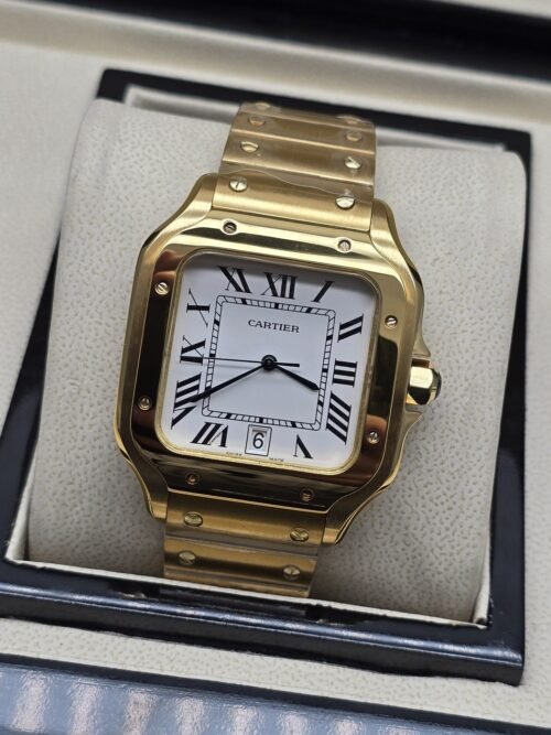 Cartier — esfera blanca con números romanos y brazalete dorado