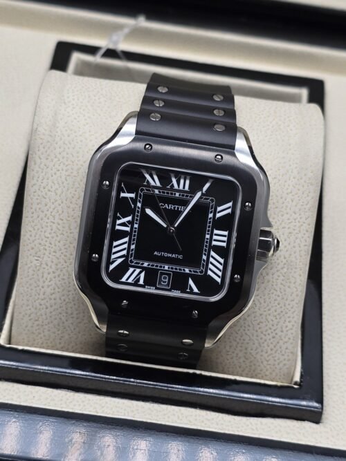 Cartier — esfera negra cuadrada y brazalete oscuro