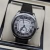 Cartier — esfera blanca redonda y correa negra
