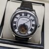 Cartier — esfera blanca redonda con apertura y correa negra