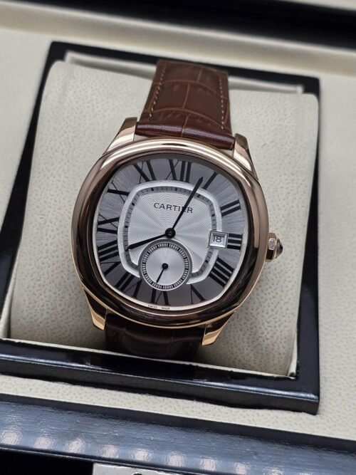 Cartier — esfera blanca redonda y correa marrón