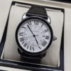 Cartier — esfera blanca de números romanos y correa negra
