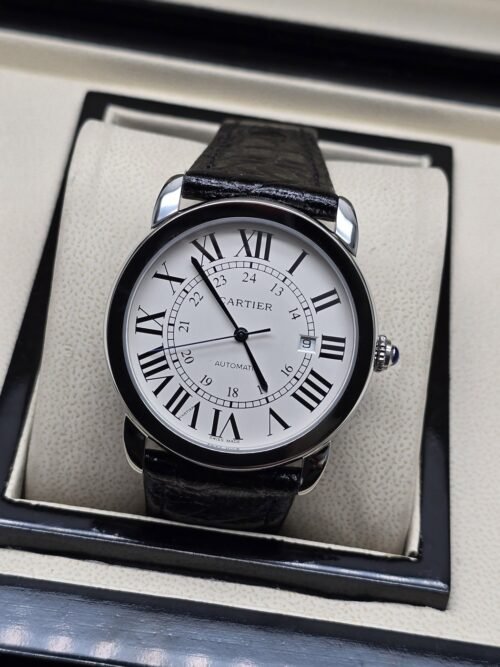 Cartier — esfera blanca de números romanos y correa negra