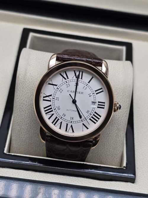 Cartier — esfera blanca de números romanos y correa marrón