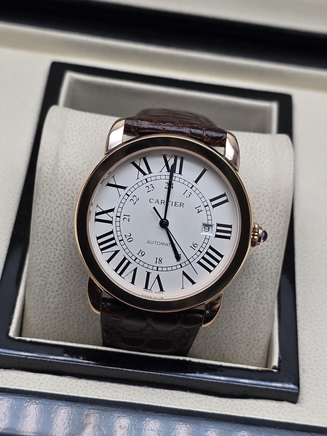 Cartier — esfera blanca de números romanos y correa marrón