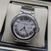 Cartier — esfera blanca texturizada y brazalete plateado