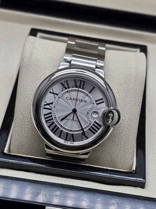 Cartier — esfera blanca texturizada y brazalete plateado