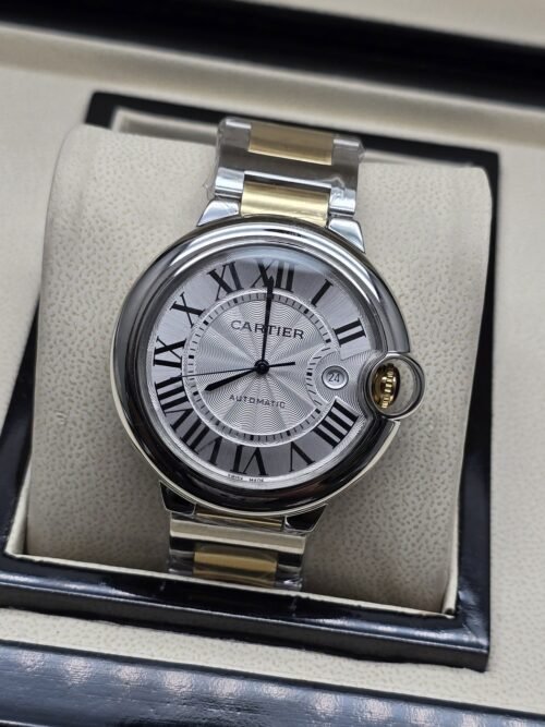 Cartier — esfera blanca texturizada y brazalete bicolor