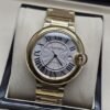 Cartier — esfera blanca texturizada y brazalete dorado