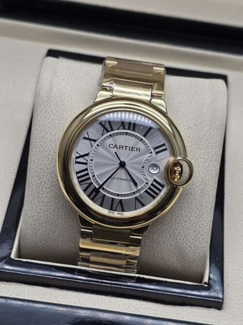 Cartier — esfera blanca texturizada y brazalete dorado