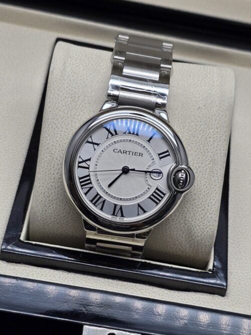 Cartier — esfera blanca redonda y caja plateada