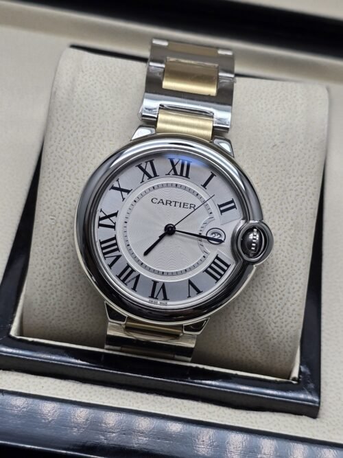 Cartier — esfera blanca redonda y brazalete bicolor dorado
