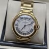 Cartier — esfera blanca redonda y caja dorada