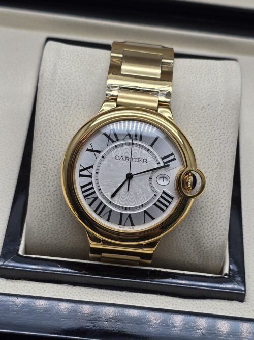 Cartier — esfera blanca redonda y caja dorada