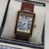 Cartier — esfera blanca rectangular y correa marrón