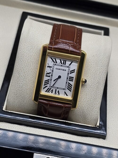 Cartier — esfera blanca rectangular y correa marrón