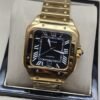 Cartier — esfera negra cuadrada y brazalete dorado