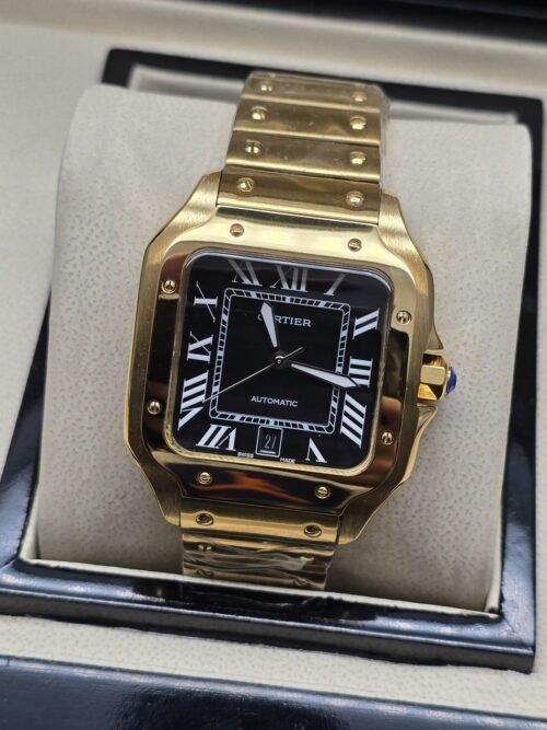 Cartier — esfera negra cuadrada y brazalete dorado