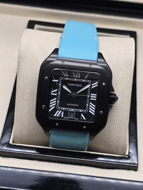 Cartier — esfera negra cuadrada y correa azul clara