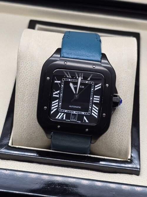 Cartier — esfera negra cuadrada y correa azul oscura