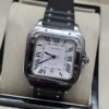 Cartier — esfera blanca cuadrada y correa negra con detalles metálicos