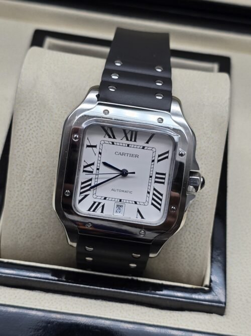 Cartier — esfera blanca cuadrada y correa negra con detalles metálicos