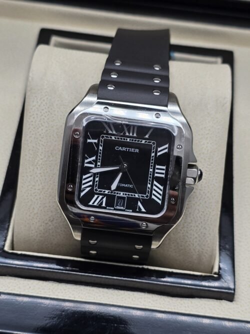 Cartier — esfera negra cuadrada y caja plateada con correa negra