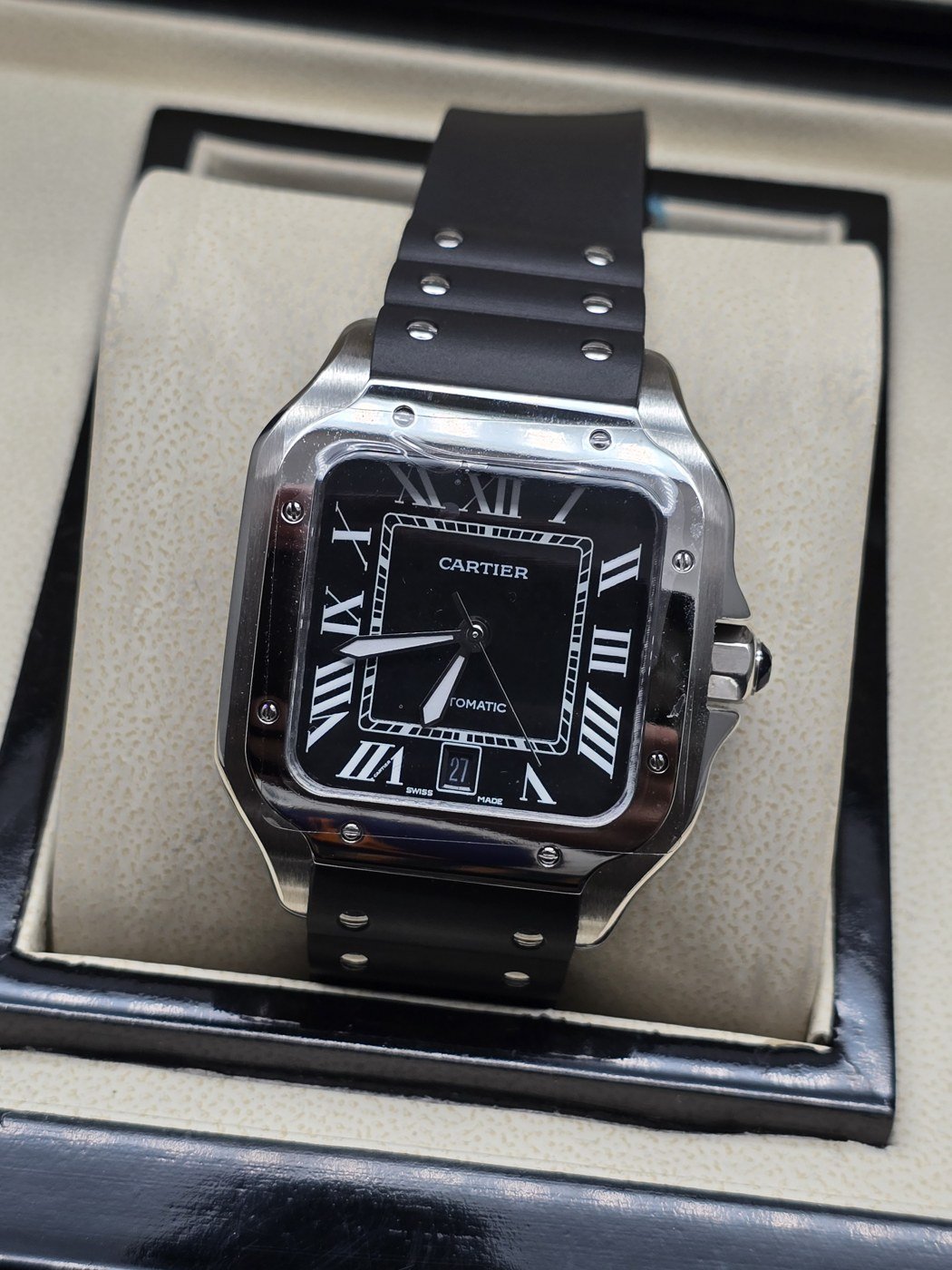 Cartier — esfera negra cuadrada y caja plateada con correa negra