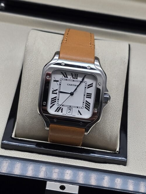 Cartier — esfera blanca cuadrada y correa camel