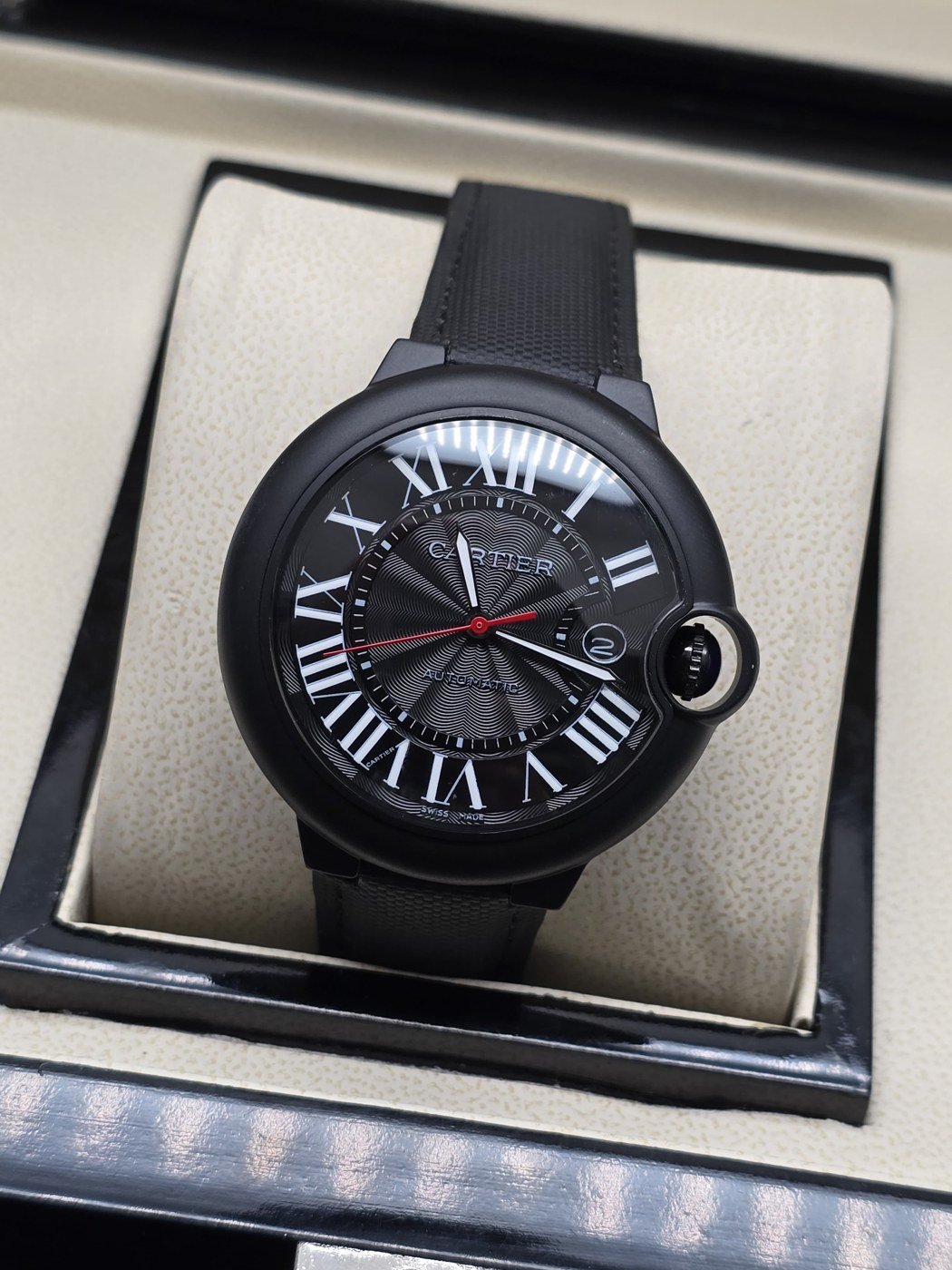 Cartier — esfera negra redonda y caja negra