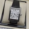 Cartier — esfera blanca rectangular y correa negra