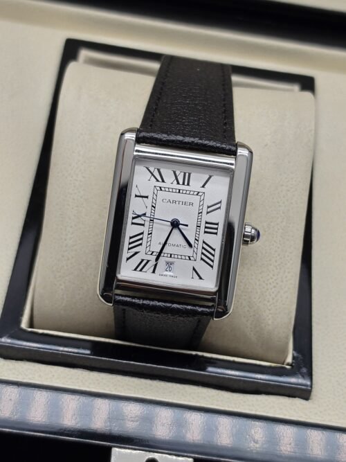 Cartier — esfera blanca rectangular y correa negra