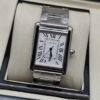 Cartier — esfera blanca rectangular y brazalete plateado