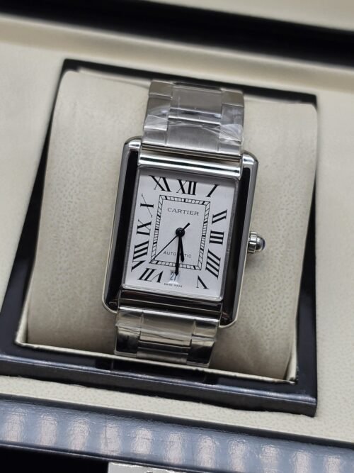 Cartier — esfera blanca rectangular y brazalete plateado