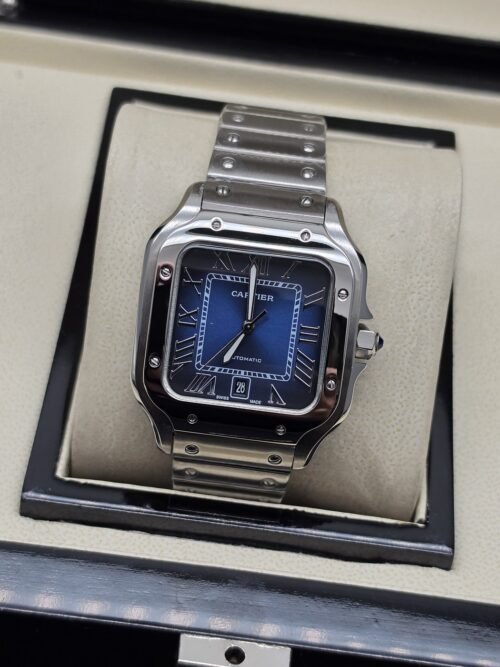 Cartier — esfera azul cuadrada y brazalete plateado