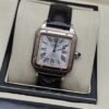 Cartier — esfera blanca cuadrada y correa negra texturizada