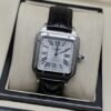 Cartier — esfera blanca cuadrada y caja plateada con correa negra