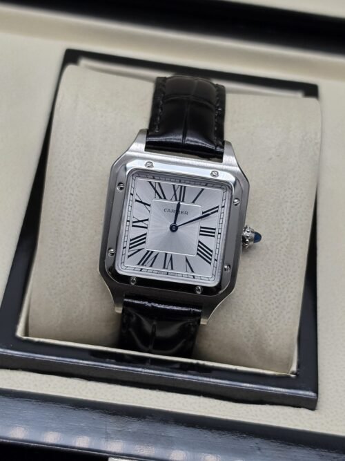 Cartier — esfera blanca cuadrada y caja plateada con correa negra
