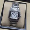 Cartier dama — esfera blanca con números romanos y brazalete plateado