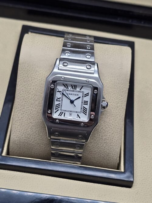 Cartier dama — esfera blanca con números romanos y brazalete plateado