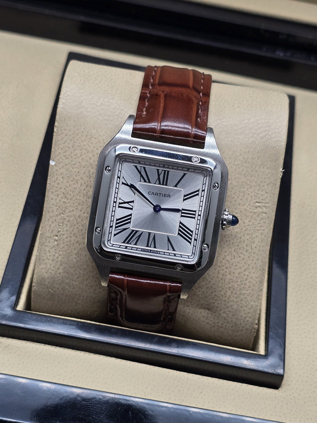Cartier dama — esfera blanca cuadrada y correa marrón