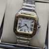Cartier dama — esfera blanca cuadrada y bisel dorado pulido