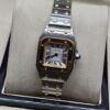 Cartier dama — esfera blanca cuadrada y detalles dorados