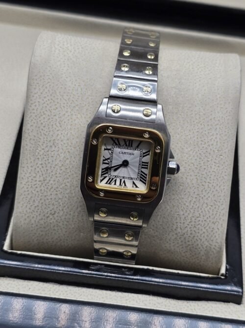 Cartier dama — esfera blanca cuadrada y detalles dorados