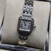 Cartier dama — esfera blanca cuadrada y brazalete plateado decorativo