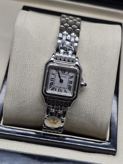 Cartier dama — esfera blanca cuadrada y brazalete plateado decorativo
