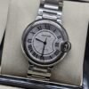 Cartier dama — esfera blanca redonda y brazalete plateado