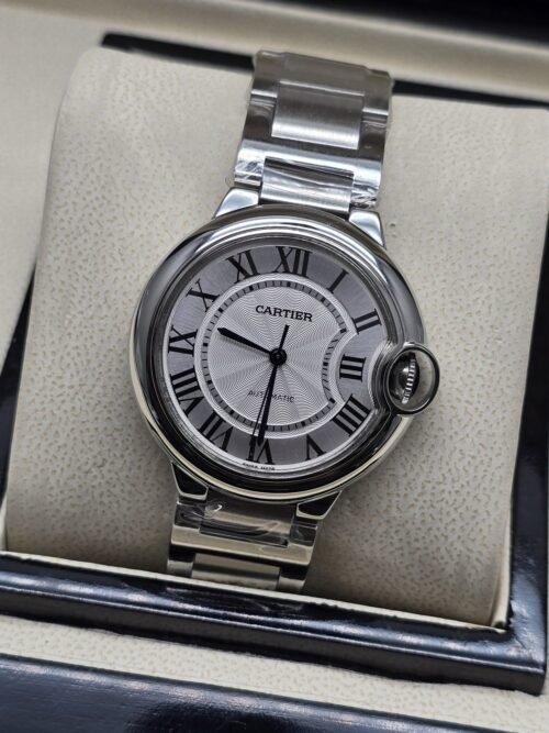 Cartier dama — esfera blanca redonda y brazalete plateado