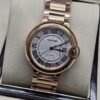 Cartier dama — esfera blanca redonda y brazalete en tono rosado