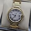 Cartier dama — esfera blanca redonda y brazalete dorado